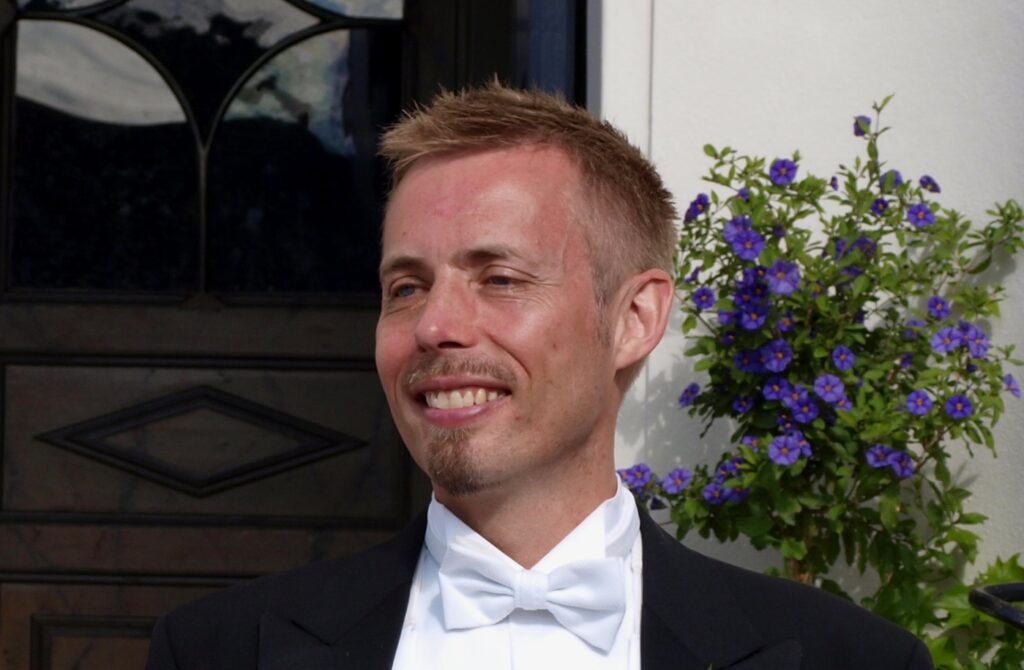 Puccinis opera Tosca, får andra akten att lyfta ordentligt. Solisten Magnus Wennerbergs nyanserade röst griper tag i publiken ordentligt när han sjunger i E lucevan le stelle. Det är så vackert att det känns smärtsamt när det väl tar slut.” Arbetarbladet.